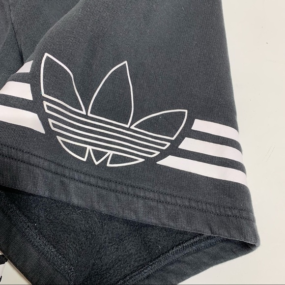 Adidas boy’s 15-16Y shorts - Picture 2 of 3